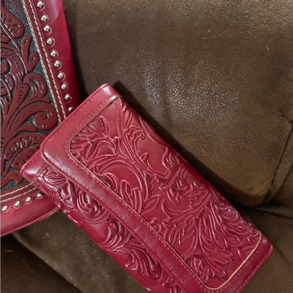 Elegant Red Embossed Handbag & Wallet - Picture 14 of 15